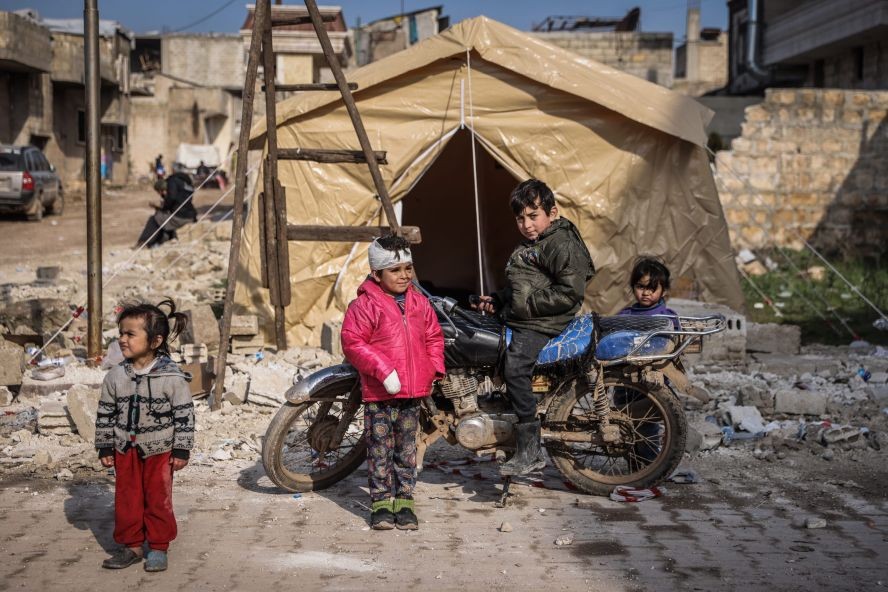 当地时间2月11日，叙利亚Jindires，土耳其和叙利亚发生致命地震后，受伤的孩子和他的兄弟们一起站在帐篷前。（图：Europa Press）