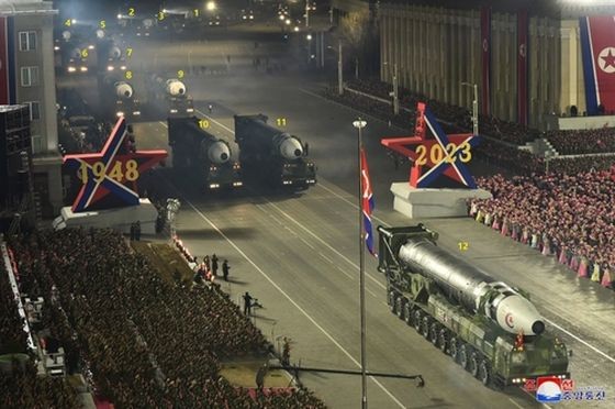 朝中社2月9日报道朝鲜前一晚在平壤金日成广场举行阅兵仪式庆祝人民军成立75周年的消息。图为“火星-17”型导弹发射车纵队亮相活动。 （图：韩联社/朝中社）