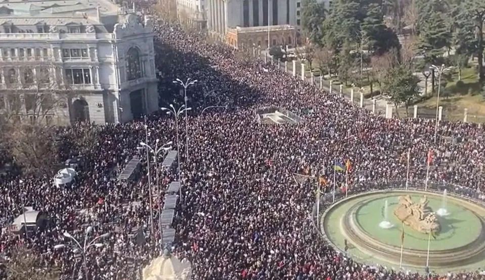 西班牙在当地时间12日发生大规模抗议示威活动，超过25万人在马德里市政厅附近街道示威游行。 （图：推特）
