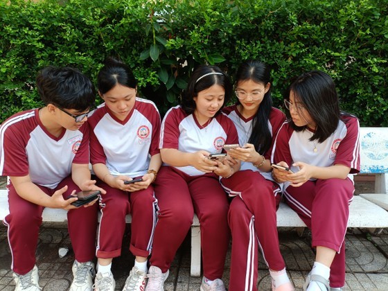学生在休息时间使用智能手机。