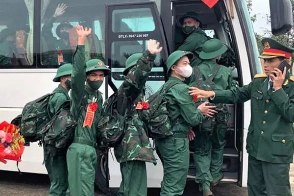 2023年河靖省新兵奔赴部队服役。（图：TTO）