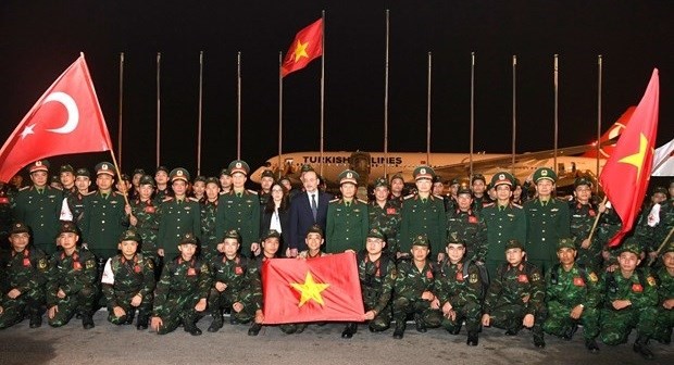 越南人民军的76名军人搭乘土耳其航空公司TK165航班飞往土耳其，参加人道主义援助和救灾活动。（图：越通社）