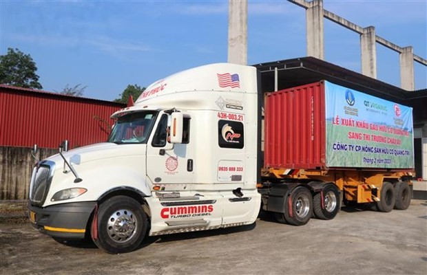 广治有机农产股份公司的集装箱车运送有机大米。（图：越通社）