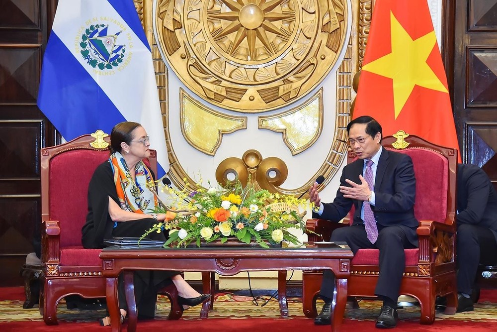 外交部长裴青山（右）与萨尔瓦多共和国外交部长亚历山德拉‧希尔‧蒂诺科举行会谈。（图：俊英）