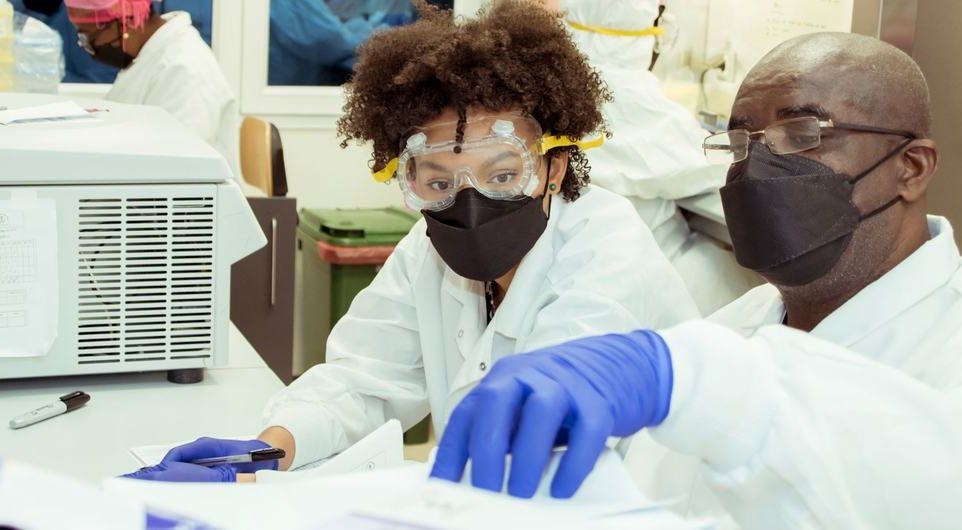技术人员在赤道几内亚马拉博的巴尼研究实验室进行研究。（图：WHO）
