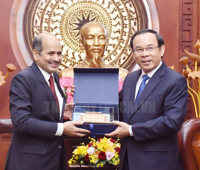 市委书记阮文年向印度驻越南特命全权大使桑迪普.阿里赠送纪念品。