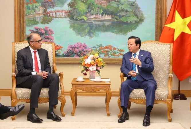 政府副总理陈红河（右）接见汇丰银行亚太区联席首席执行官苏伦德拉‧罗莎。（图：越通社）
