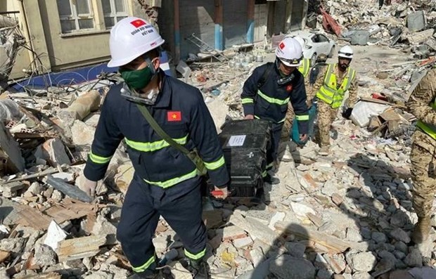 越南人民军救援队参加土耳其哈塔伊省震后救援工作，继续部署力量执行搜救任务。（图：越通社）