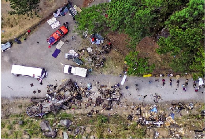 巴拿马一辆移民巴士15日坠崖，造成严重伤亡。（图：AFP）