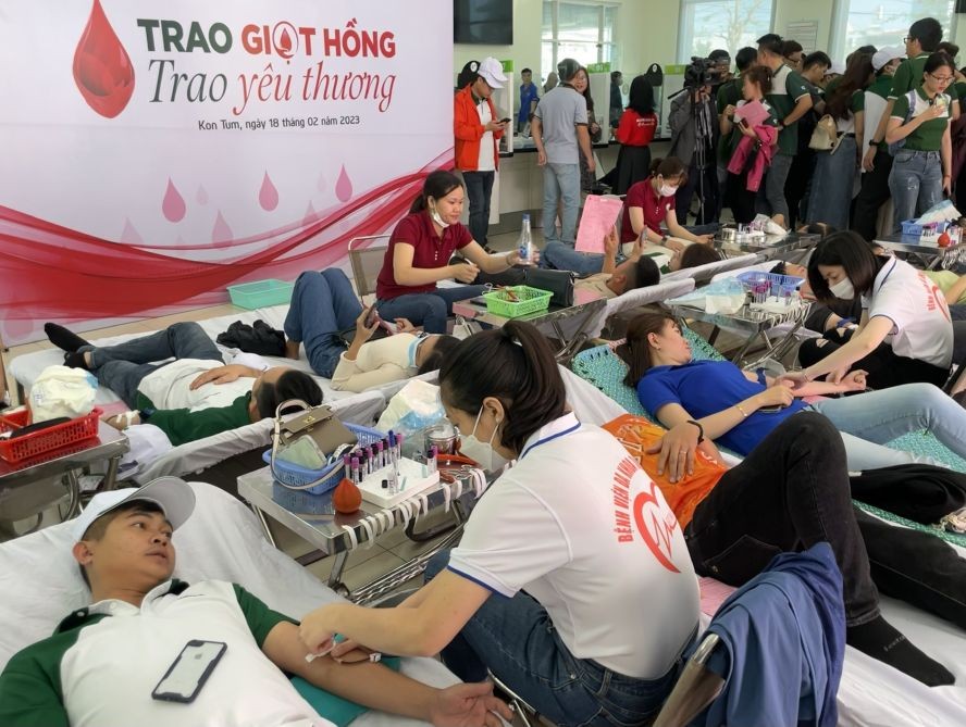 昆嵩省志愿捐血者踊跃参加“传送红色血液-传递爱心”人道捐血活动。（图：TL）