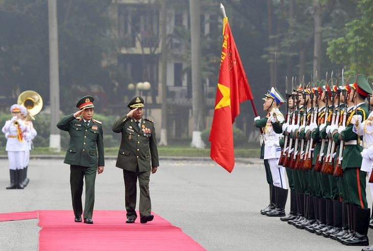 国防部长潘文江大将主持对柬埔寨国防大臣狄班大将的迎接仪式。（图：越通社）