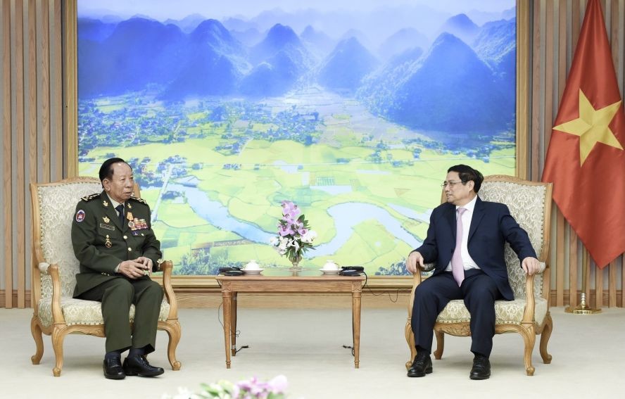 政府总理范明政接见柬埔寨副首相、国防大臣狄班大将。（图：越通社）