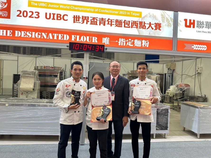  国际烘焙师、亚洲饼家总经理高肇力与越南青年烘焙师合影。