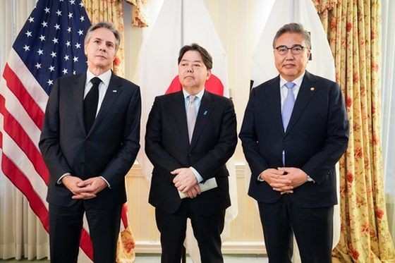 当地时间2月18日，在慕尼黑，美国国务卿布林肯（左起）、日本外务大臣林芳正、韩国外长朴振举行会晤。（图：韩联社）