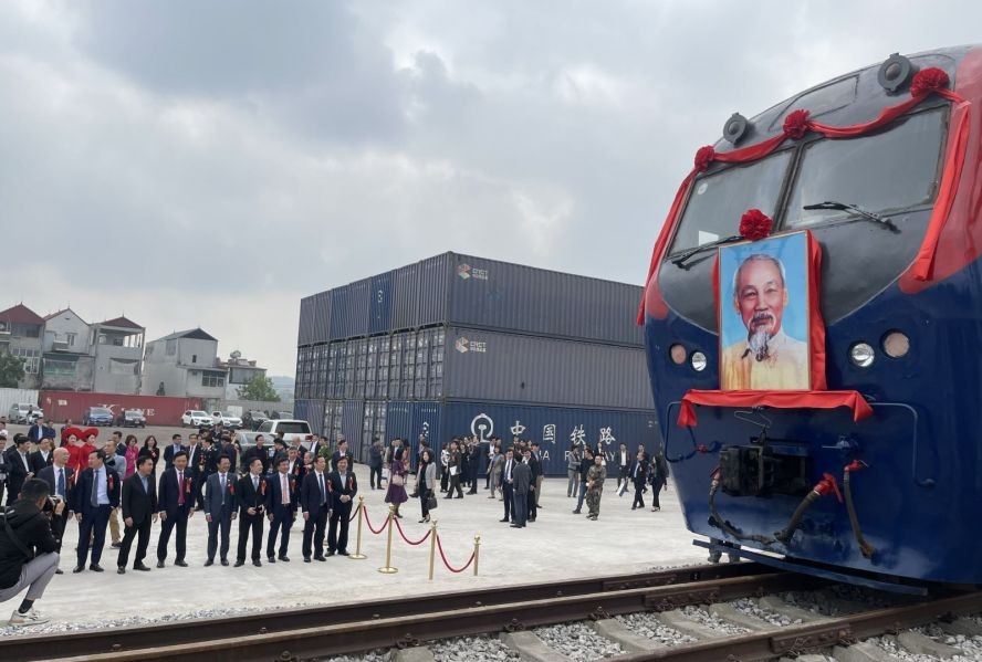 各代表出席北江省浃火车站投入国际联运运营仪式。