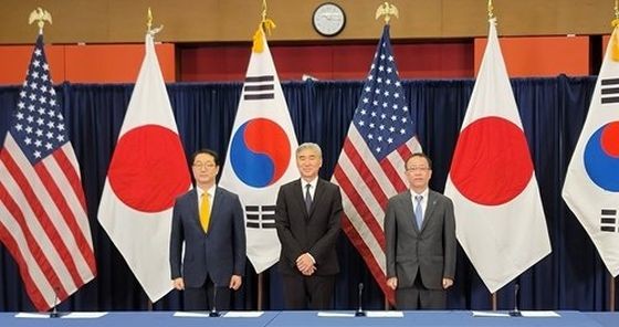 2月13日，在美国驻雅加达大使馆，韩美日三方在会谈前合影留念。（图：韩联社）