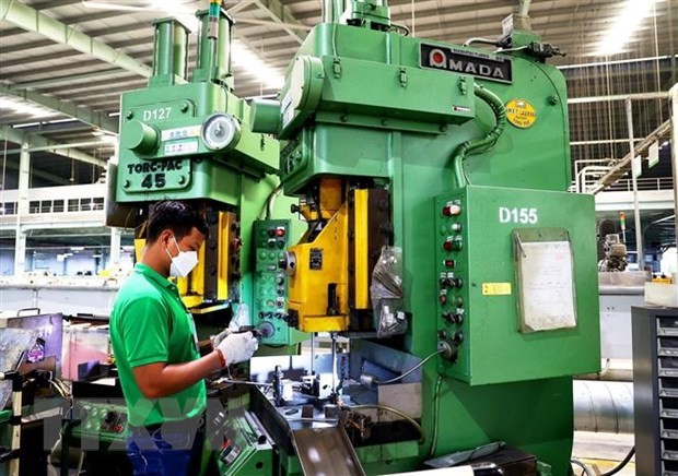 新富中工业区的西贡义钳公司劳工正在生产中。