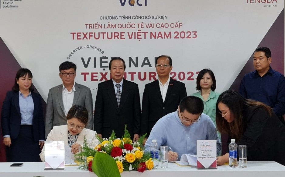 STS 公司与中国腾达展览公司签署合作备忘录。