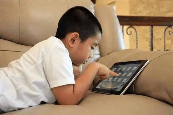 日本新研究认为，在同时有配套措施下，「手机育儿」 对幼童成长发育影响有限。（示意图：互联网）