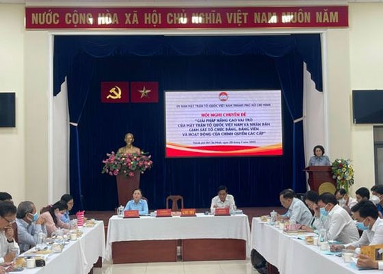 市祖国阵线委员会召开的「提高越南祖国阵线委员会的角色和人民检察党组织、党员和各级政府的活动」专题会议。