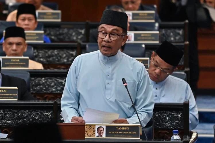 马来西亚总理兼财政部长安瓦尔24日下午向国会提交2023年度财政预算案。（图：WHIG）