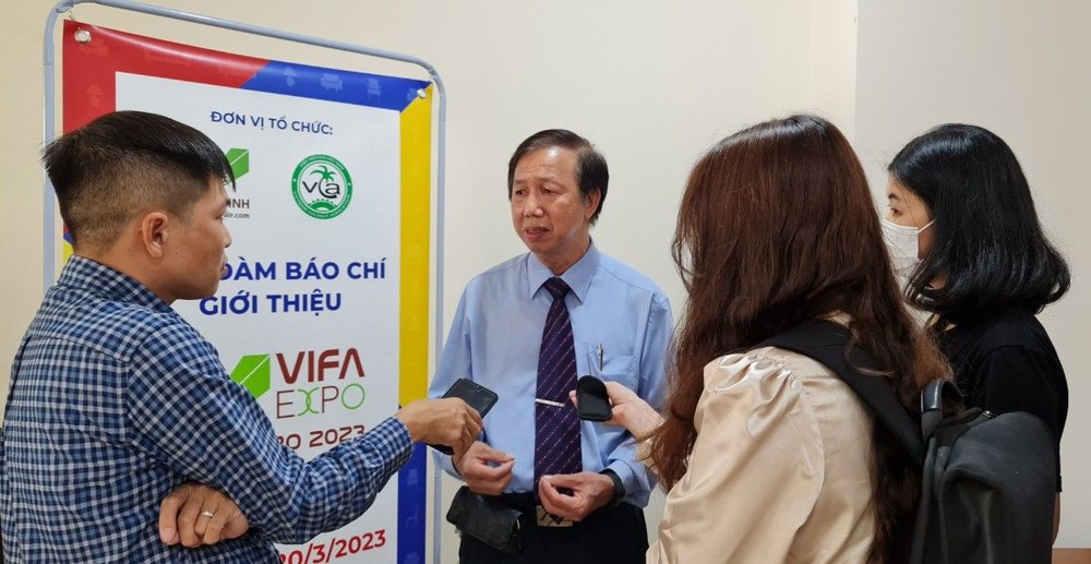 华人企业家、联明木制品股份公司总经理邓国鸿接受新闻媒体采访。
