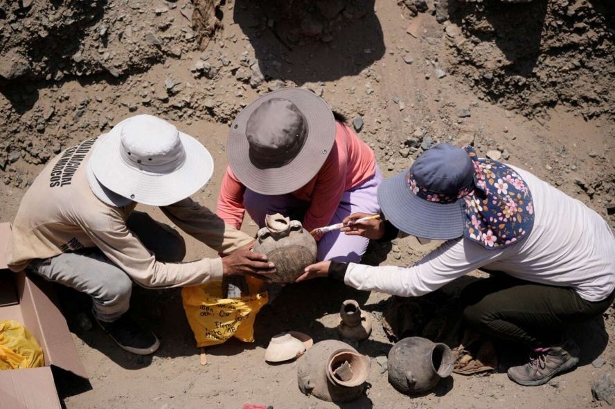 考古学家日前在秘鲁首都利马附近发现约30座距今800年左右的古墓。（图：路透社）