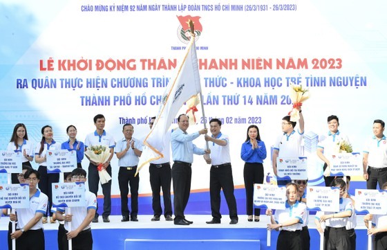 市委副书记阮胡海向科技知识青年队伍转交出发旗帜。