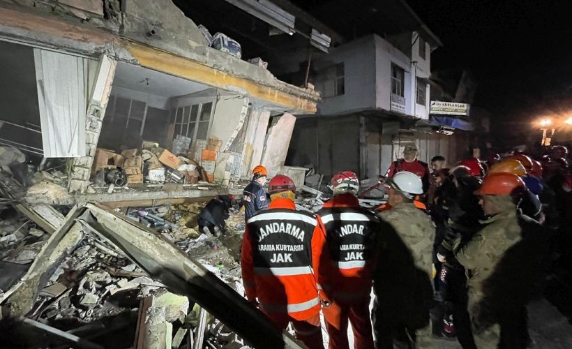 救援人员在哈塔伊安塔基亚地区一栋倒塌的建筑物上进行搜救行动。（图：互联网）