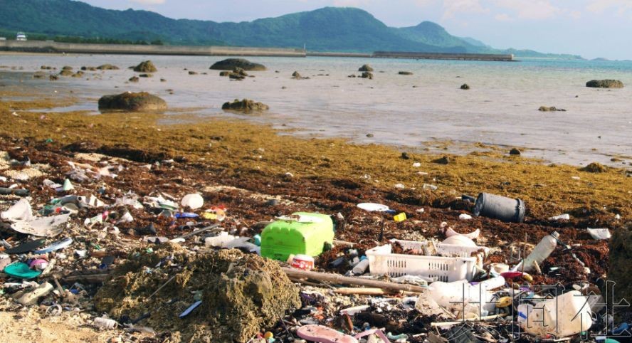 图为被冲上冲绳县石垣岛海岸的大量塑料垃圾。除日本外，来自亚洲其他国家的垃圾也不少。摄于2021年11月。（图：共同社）