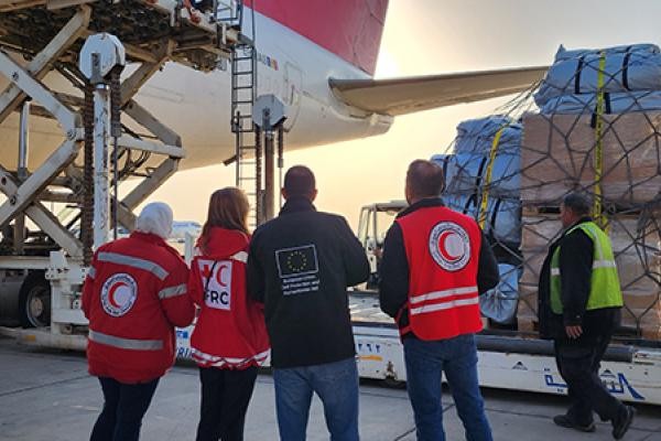 欧盟开通“空中走廊”向叙利亚空运赈灾物资。（图：IFRC）