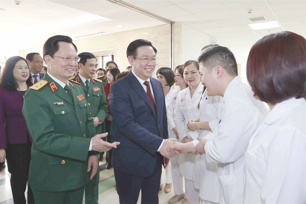 国会主席王廷惠祝贺军医的医护人员。（图：国会）