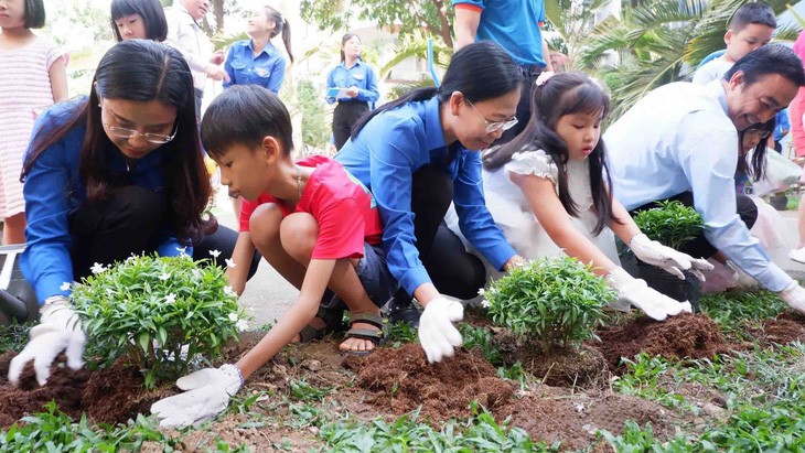 代表们与小孩在安禄-安福公寓小区所属儿童游乐场一起植树。