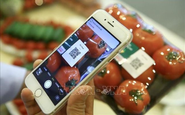 消费者使用手机追溯农产品来源。