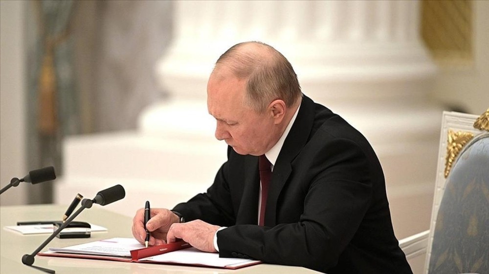 俄罗斯总统普京2月28日签署关于俄暂停履行《新削减战略武器条约》的法律，该法律自正式公布之日起生效。（图：TRT）