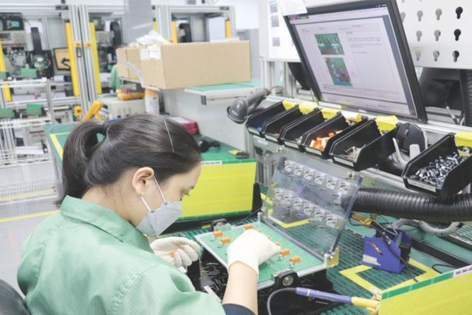 本市新顺加工区某 FDI 企业的电子产品生产线。