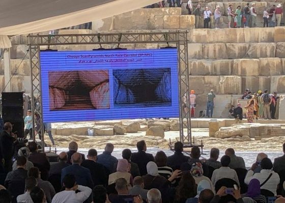 在3月2日于胡夫金字塔前举行的记者会上，埃及旅游和文物部长伊萨表示“扫描金字塔”项目团队通过粒子物理学探测方法在胡夫金字塔内发现了一条长9米、宽2.1米的新通道。（图：互联网）