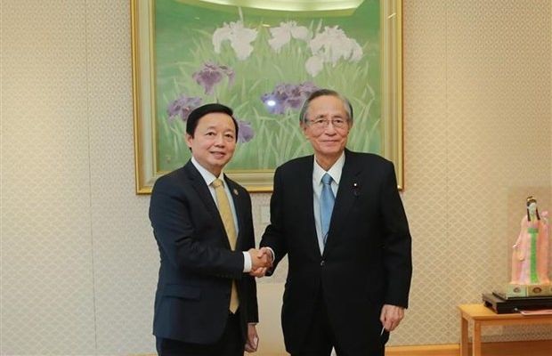 陈红河（左）副总理会见日本众议院议长细田博之。（图：越通社）