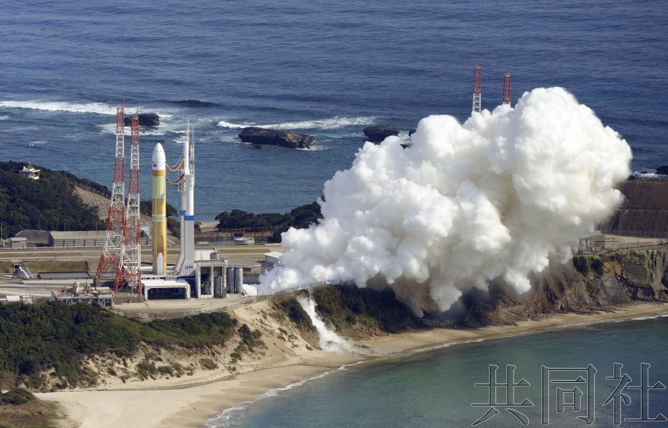 日本H3火箭1号机在发射预定时刻冒出白烟，未能发射升空。2月17日上午10点37分航拍于鹿儿岛县种子岛宇宙中心。（图：共同社）