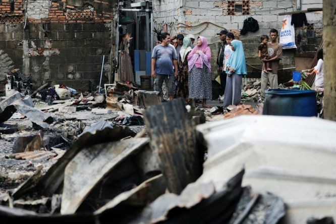 印尼总统佐科4日指示该国相关部门在处理雅加达油库火灾事故时，优先救助受火灾影响的灾民。（图：互联网）