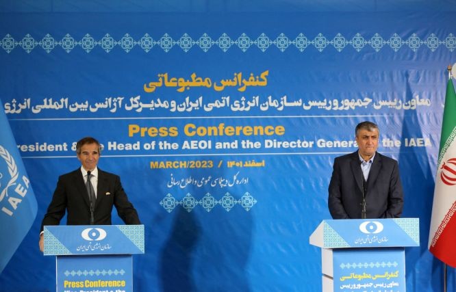 国际原子能机构总干事格罗西同伊朗原子能组织主席伊斯拉米举行新闻发布会。（图：路透社）