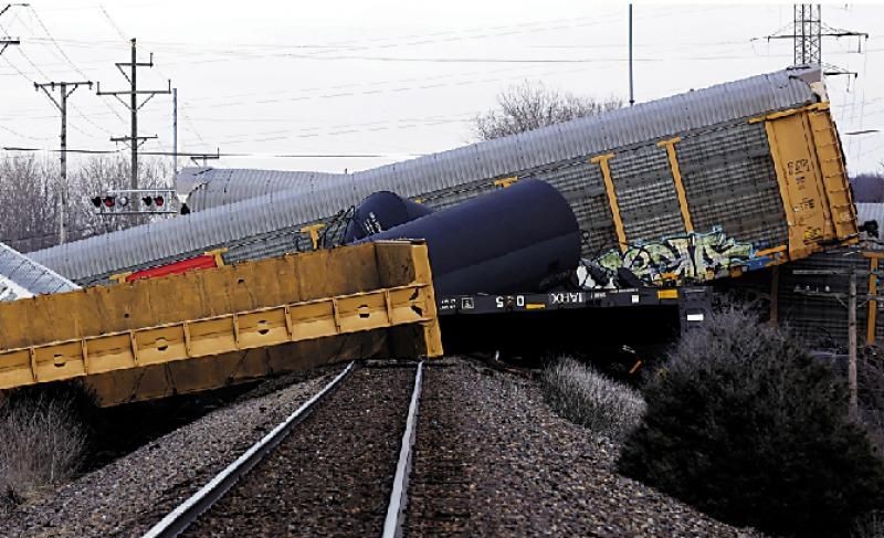 美国俄亥俄州4日发生货运火车脱轨事故。（图：AP）