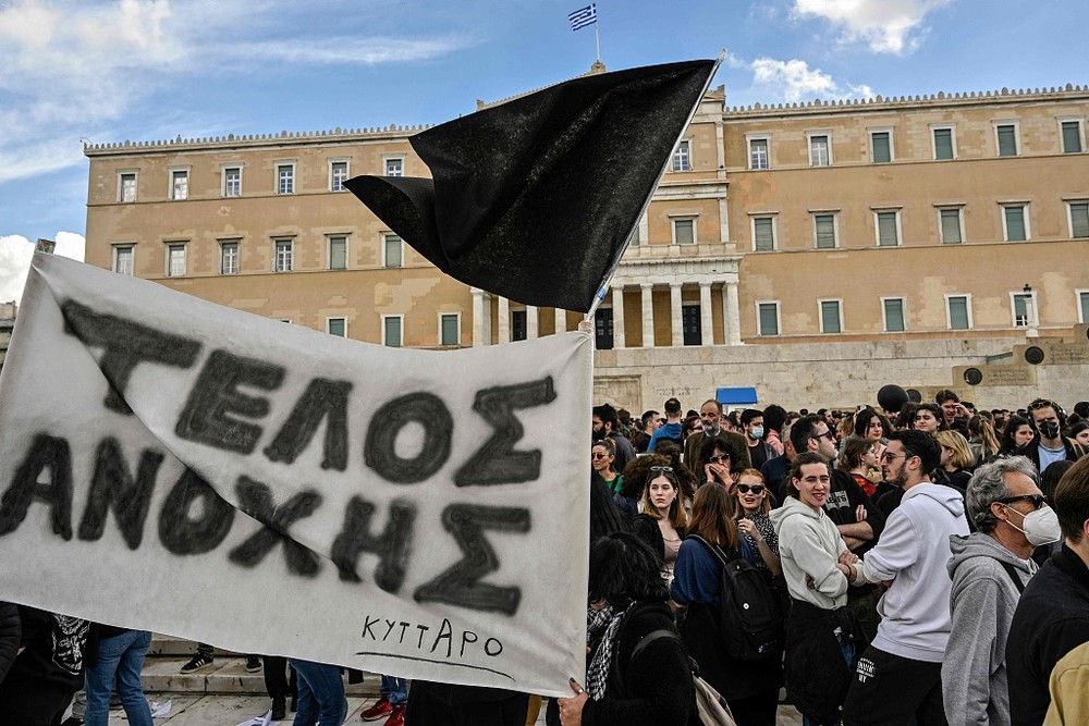 当地时间2023年3月5日，希腊阿提卡，2月28日希腊火车相撞事故后的示威活动中，民众举着写有“End of tolerance”的横幅。（图：互联网）