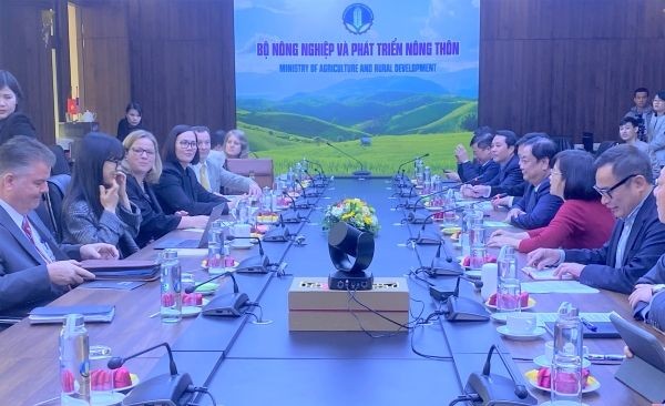 越美两国农业部门领导人2月27日在河内举行会晤促进农业生物工艺合作。（图：清宝）