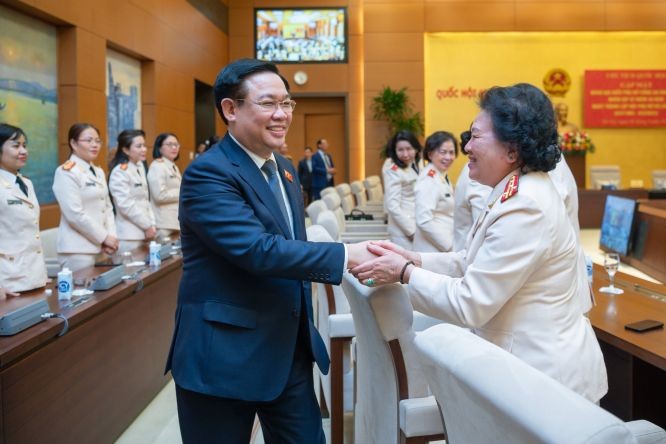 国会主席王廷惠同与会代表握手致意。（图：阮红）