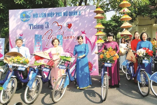第五郡妇女参加穿长衫骑自行车游行活动。