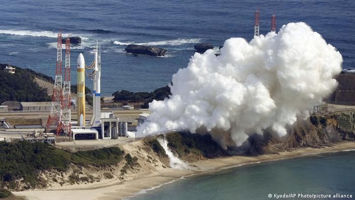 日本新一代主力运载火箭H3火箭原计划2月17从种子岛太空中心发射升空， 电视画面显示，主发动机冒出白烟，显示点火成功，但火箭未能发射。（图：AP）