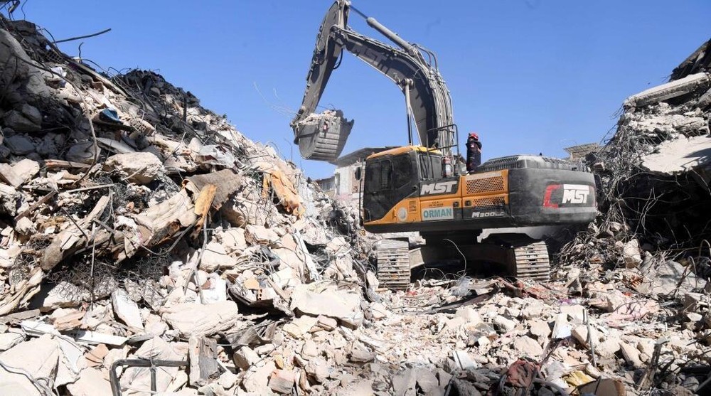 图为2月14日，救援人员操作机械在土耳其哈塔伊省安塔基亚市开展地震救援工作。（图：新华社）
