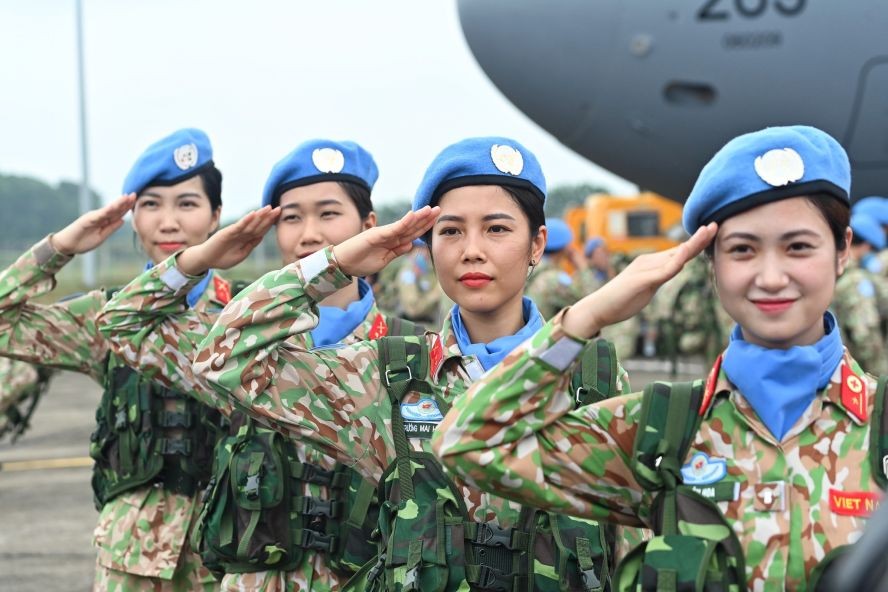 越南一号工兵队女军人抵达联合国阿卜耶伊维和特派团总部。（图：VNE）