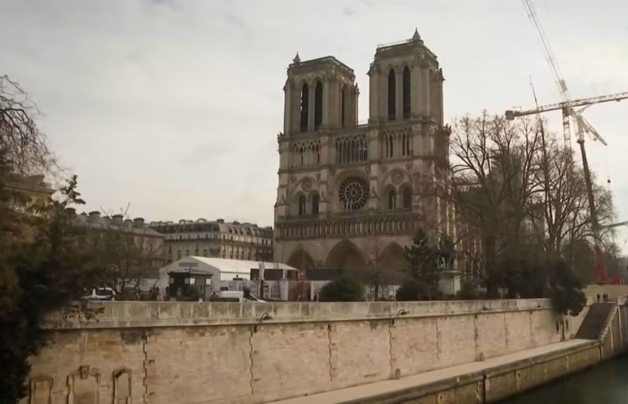 重建中的巴黎圣母院。（图：视频截图）